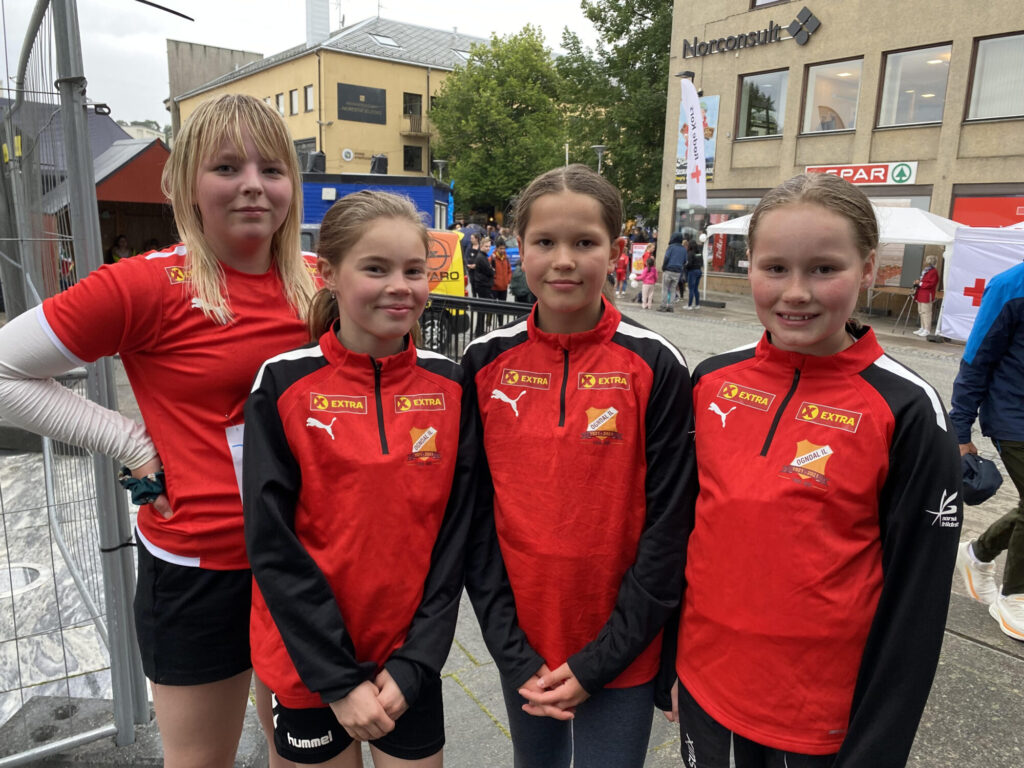 Steinkjerstafetten 2022. Flott andreplass til disse jentene i 11-12 år. Fra v.: Signe Mortensen, Lina Grevskott, Sigrid Stokke og Elin Stokke Folstad.